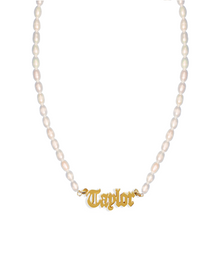  THE OLD ENGLISH PEARL NAMEPLATE NECKLACE